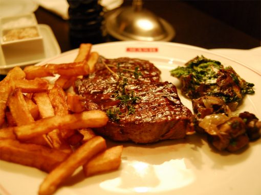 By cyclonebill from Copenhagen, Denmark (Ribeye med pommes frites Uploaded by FAEP) [CC-BY-SA-2.0 (http://creativecommons.org/licenses/by-sa/2.0)], via Wikimedia Commons